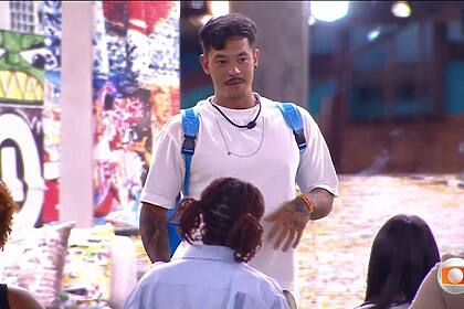 Gabriel, com a mochila nas costas, em um discurso no BBB 25