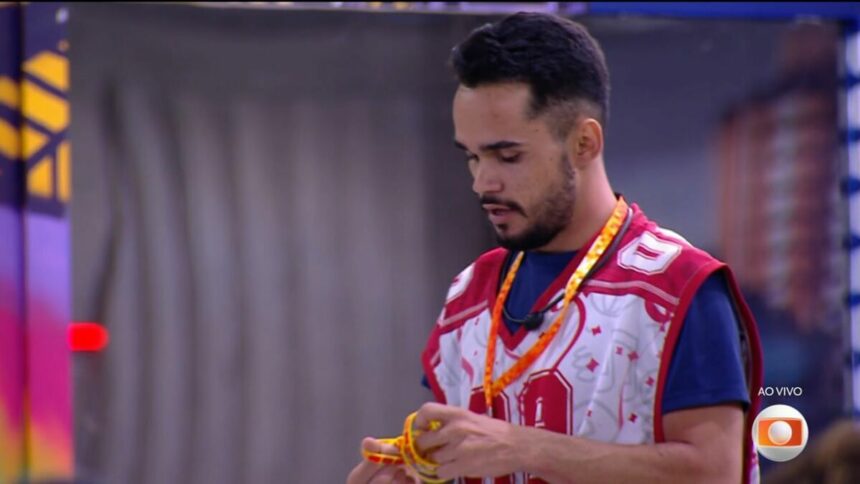 João Pedro com as pulseiras do VIP na mão