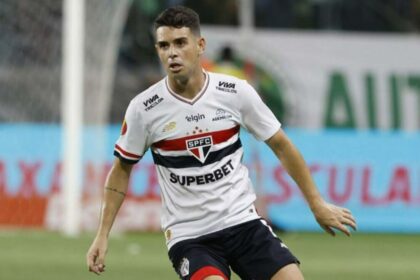 Jogador Oscar em campo com a camisa do São Paulo