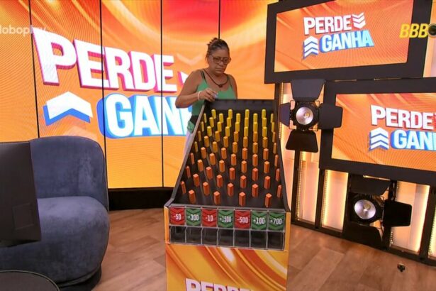 Joselma atrás do painel, em trecho da dinâmica 'Perde e Ganha' do BBB 25