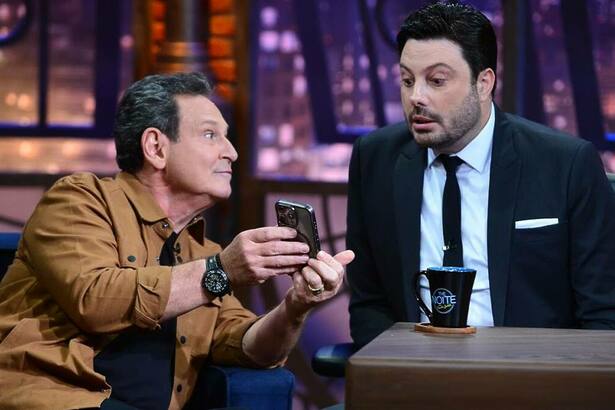 Luis Ricardo e Danilo Gentili no cenário do The Noite