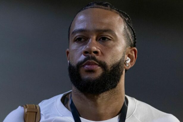 Memphis Depay com a camisa do Corinthians