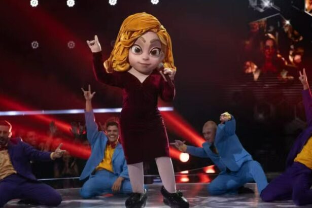 Nazaré Tedesco se apresentando no The Masked Singer Brasil