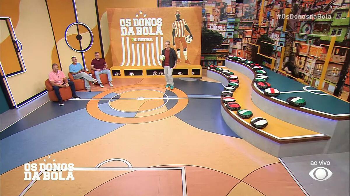 Neto comanda Os Donos da Bola no novo cenário, em frente ao telão