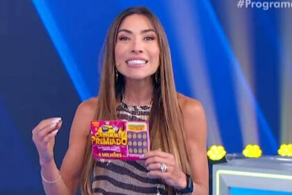 Patricia Abravanel segurando um bilhete e sorrindo, em trecho do sorteio da Tele Sena