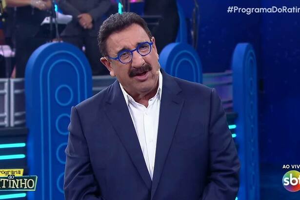 Ratinho de óculos azul em trecho do Programa do Ratinho