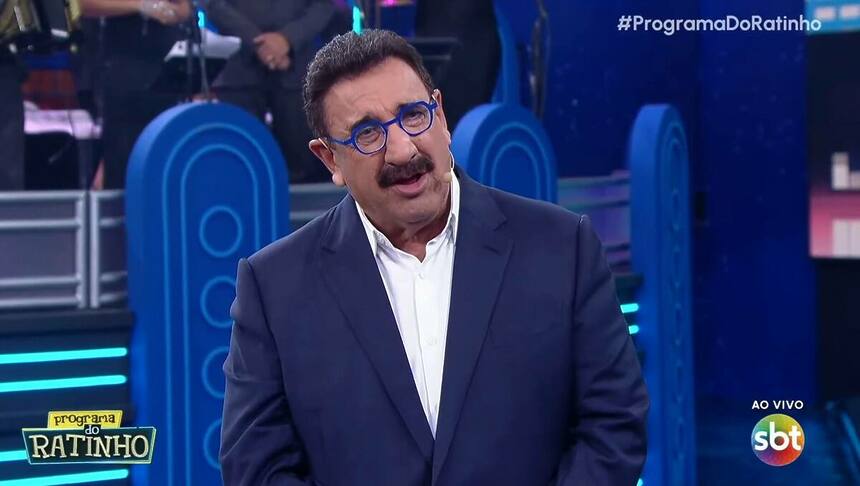 Ratinho de óculos azul em trecho do Programa do Ratinho