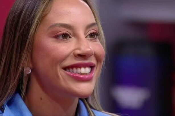 Renata sorridente, em trecho do Almoço do Anjo no BBB 25