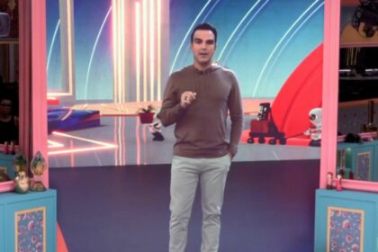 Tadeu Schmidt falando pelo telão da sala no BBB 25