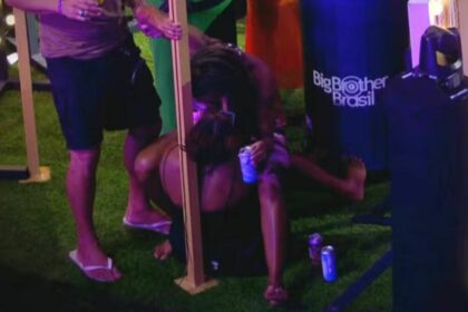 Thamiris e Aline se beijando no chão de um dos cantos da festa do BBB 25