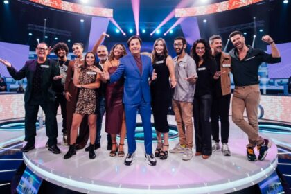 Tom Cavalcante com os participantes do Acerte ou Caia no estúdio