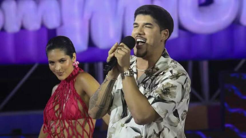 Zé Vaqueiro, com uma bailarina ao fundo, em trecho de apresentação no palco do Caldeirão de Verão
