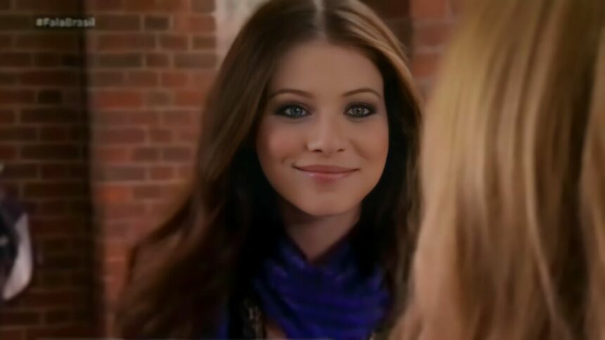 Michelle Trachtenberg de blusa azul em cena da série Gossip Girl