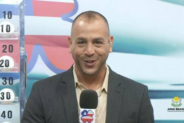 Apresentador do Bahia da Sorte segura microfone com o logo do sorteio