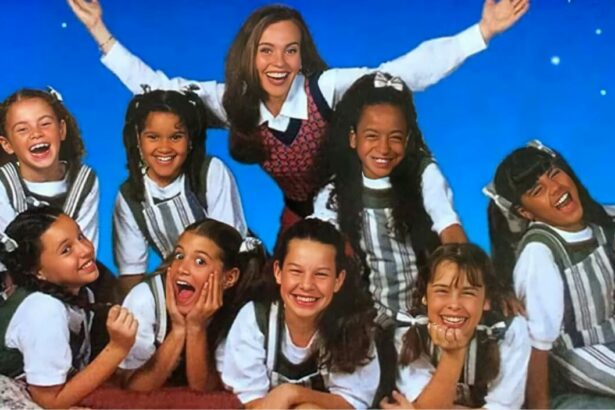 Elenco principal da novela Chiquititas edição de 1997 todas sorridentes em um fundo azul