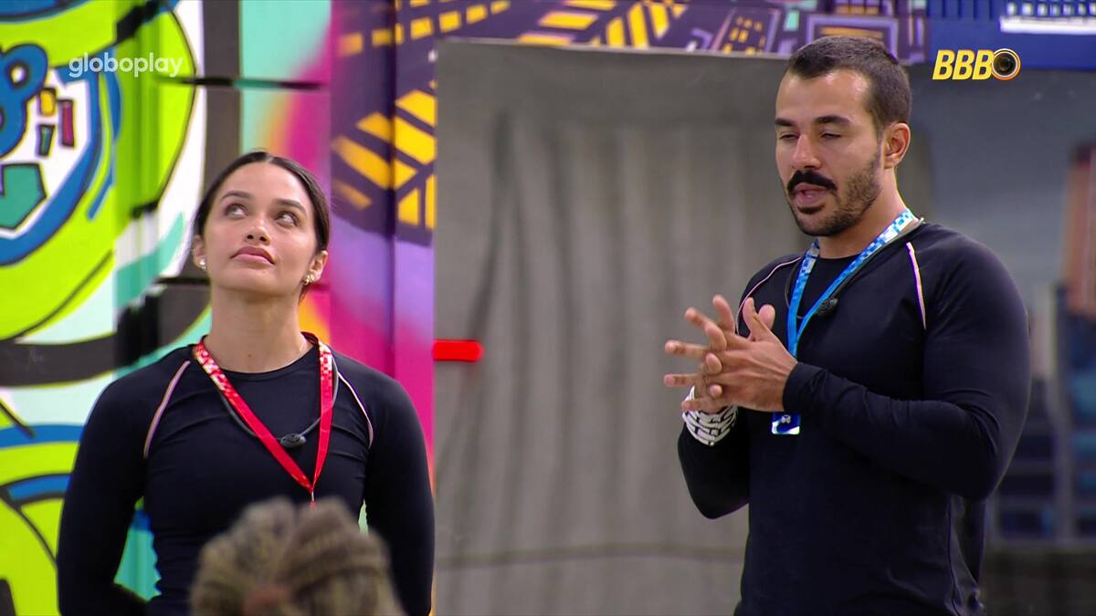 Eva olha para cima ao lado de Mateus