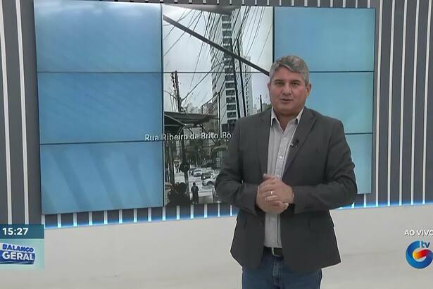 Com terno preto, apresentador Gernand Lopes está no centro do cenário do Balanço Geral PE