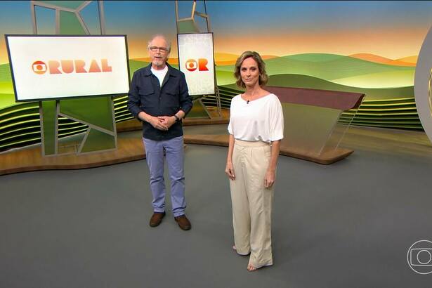 Apresentadores do Globo Rural em pé no centro do cenário do programa