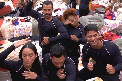 Eva, Vinicius, Mateus, Thamiris e Guilherme se preparam para a 4ª Prova do Anjo do BBB 25. Eles vestem roupa especial preta