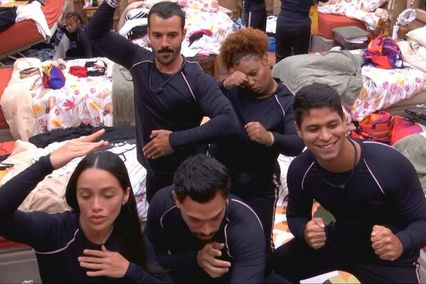 Eva, Vinicius, Mateus, Thamiris e Guilherme se preparam para a 4ª Prova do Anjo do BBB 25. Eles vestem roupa especial preta