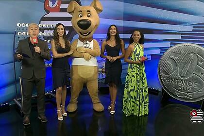 Apresentador e assistentes de palco ao lado do mascote do São Paulo dá Sorte