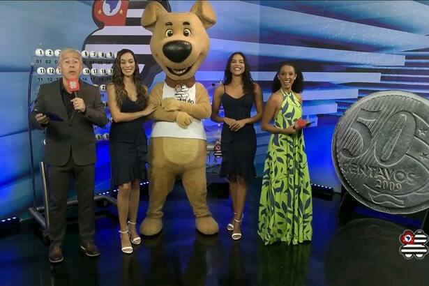 Apresentador e assistentes de palco ao lado do mascote do São Paulo dá Sorte