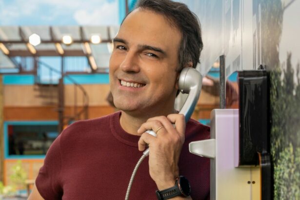 Tadeu atende Big fone e sorrir no muro do BBB 25