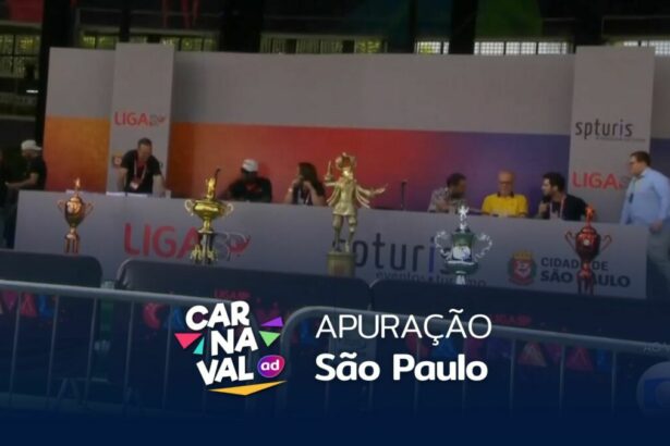 Arte da apuração em SP, com o palco da leitura das notas ao fundo