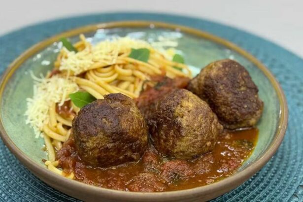 Almôndega com molho de tomate da vovó no prato, em receita do É de Casa