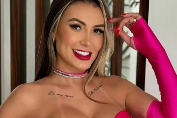 Andressa Urach sorridente