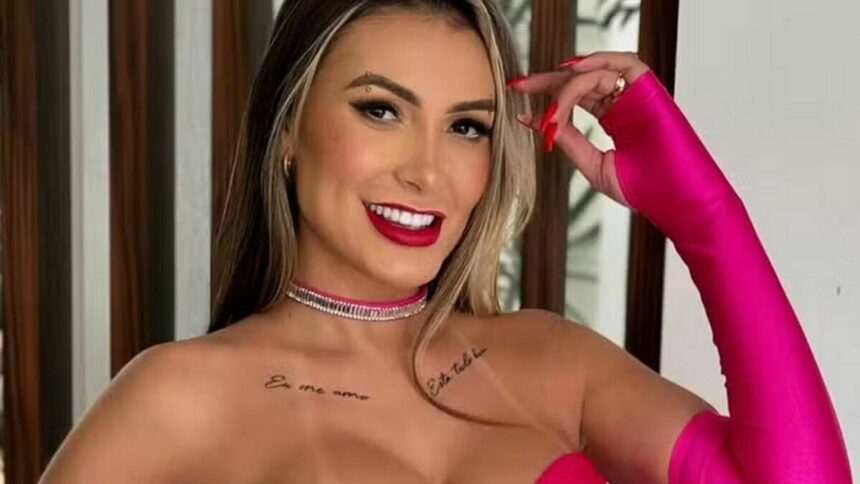 Andressa Urach sorridente