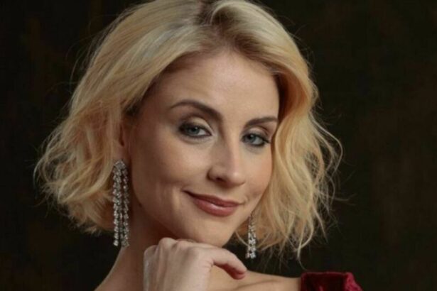 Louise Clós caracterizada como Bárbara na série Até Onde Ela Vai