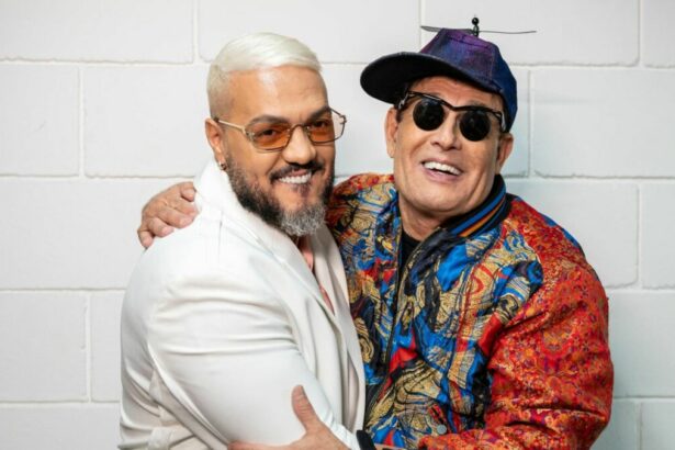 Belo e Sérgio Malandro em foto posada nos bastidores da Batalha do Lip Sync