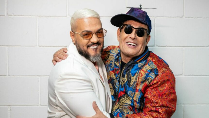 Belo e Sérgio Malandro em foto posada nos bastidores da Batalha do Lip Sync