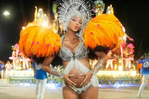 Brunna Gonçalves mostrando o barrigão de grávida no desfile da Beija-Flor
