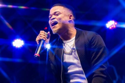 Cantor Rafa Diniz se apresentando em um show com luzes