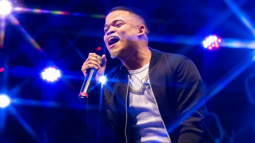 Cantor Rafa Diniz se apresentando em um show com luzes