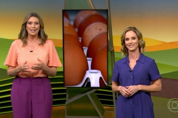 Cristina Vieira de blusa marrom e Helen Martins de roupa lilás, na frente do telão do Globo Rural,