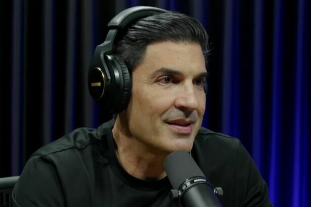 Edu Guedes com fones de ouvido e microfone, em trecho de entrevista ao podcast Papagaio Falante