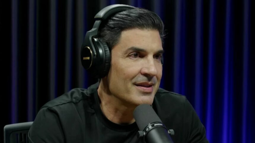 Edu Guedes com fones de ouvido e microfone, em trecho de entrevista ao podcast Papagaio Falante