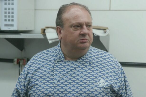 Erick Jacquin na cozinha de um restaurante, em trecho do Pesadelo na Cozinha