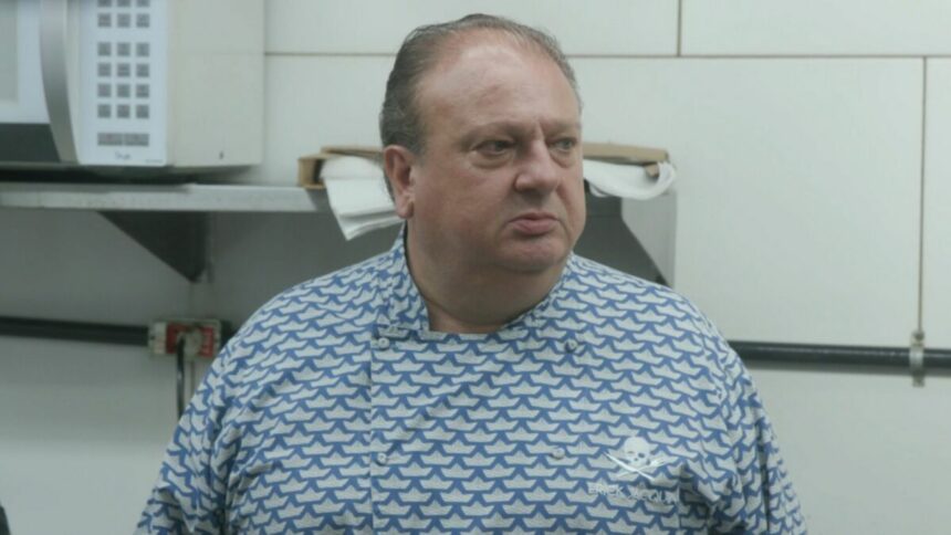 Erick Jacquin na cozinha de um restaurante, em trecho do Pesadelo na Cozinha
