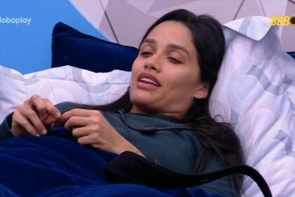 Eva, deitada na cama do Quarto Fantástico do BBB 25