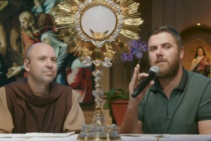 Frei Gilson e Zè Neto em trecho do Rosário