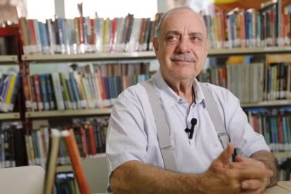 Fuad Noman em foto posada em frente uma biblioteca