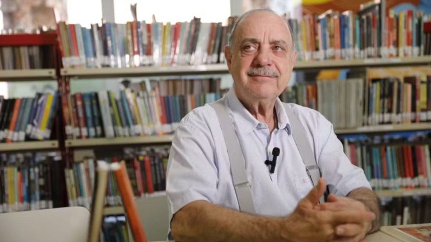 Fuad Noman em foto posada em frente uma biblioteca