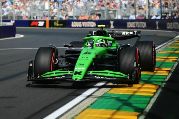 Carro do piloto brasileiro Gabriel Bortoleto na pista no GP da Austrália de Fórmula 1, que voltará a Globo em 2026
