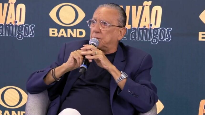Galvão Bueno com semblante emocionado em trecho da coletiva na Band