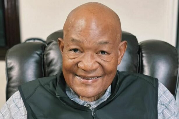 George Foreman sentado em uma poltrona