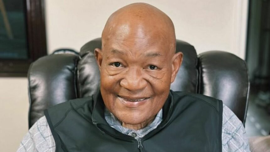 George Foreman sentado em uma poltrona